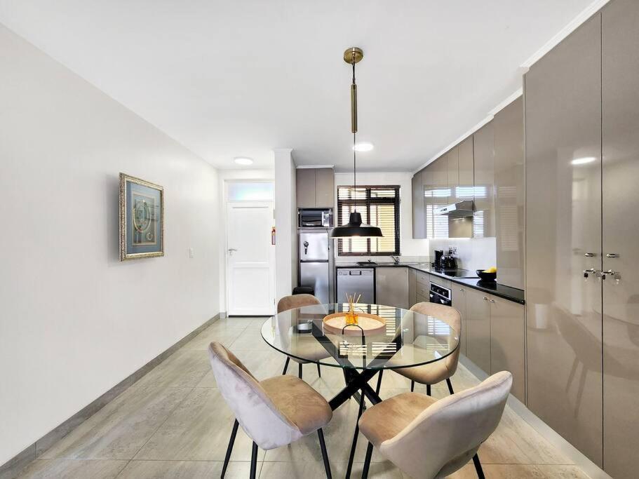 Renovated, Pools, Park, Gym, Parking, Canal Walk Access Kapstadt