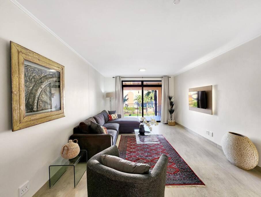 Apartment Renovated, Pools, Park, Gym, Parking, Canal Walk Access *