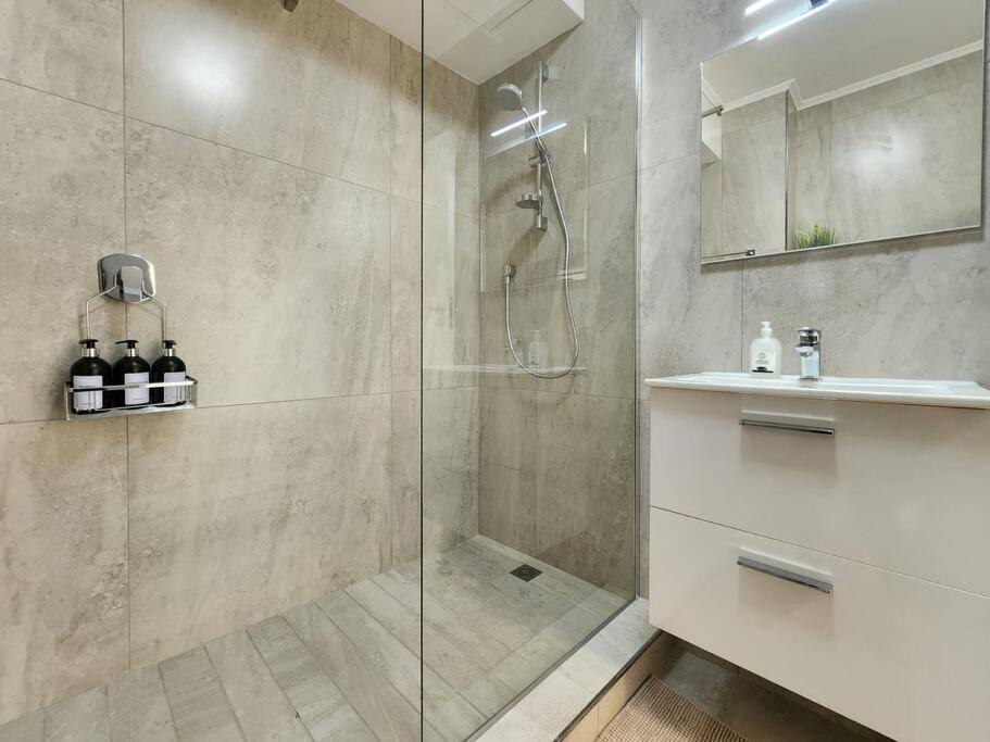 Apartment Renovated, Pools, Park, Gym, Parking, Canal Walk Access Kapstadt