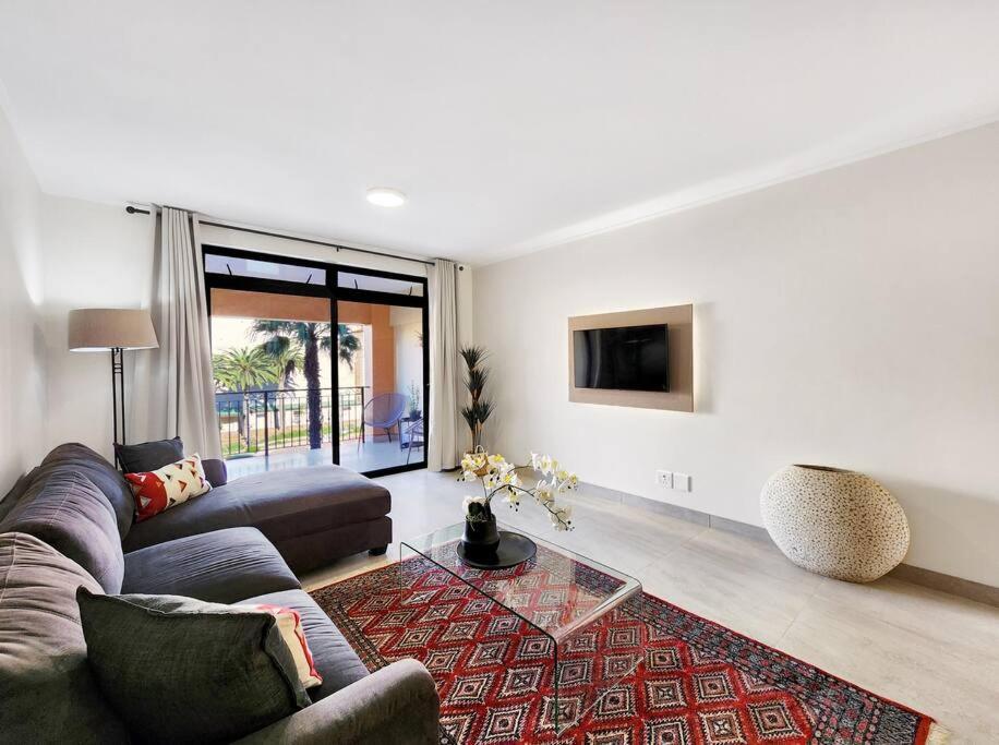 Renovated, Pools, Park, Gym, Parking, Canal Walk Access * Kapstadt
