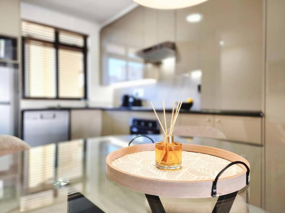 Renovated, Pools, Park, Gym, Parking, Canal Walk Access Kapstadt