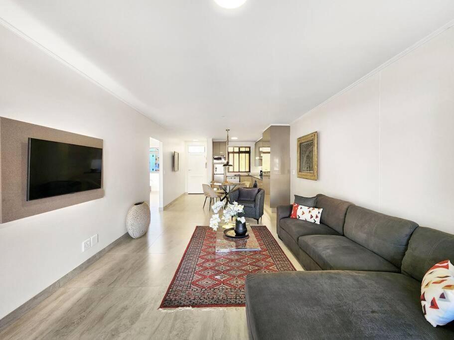 Renovated, Pools, Park, Gym, Parking, Canal Walk Access Apartment Kapstadt