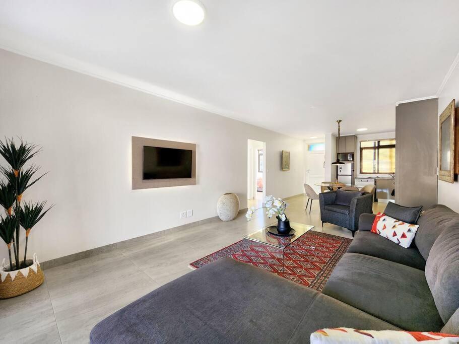 Apartment Renovated, Pools, Park, Gym, Parking, Canal Walk Access Kapstadt