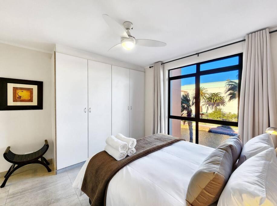 Renovated, Pools, Park, Gym, Parking, Canal Walk Access Kapstadt