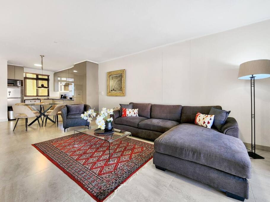 Apartment Renovated, Pools, Park, Gym, Parking, Canal Walk Access