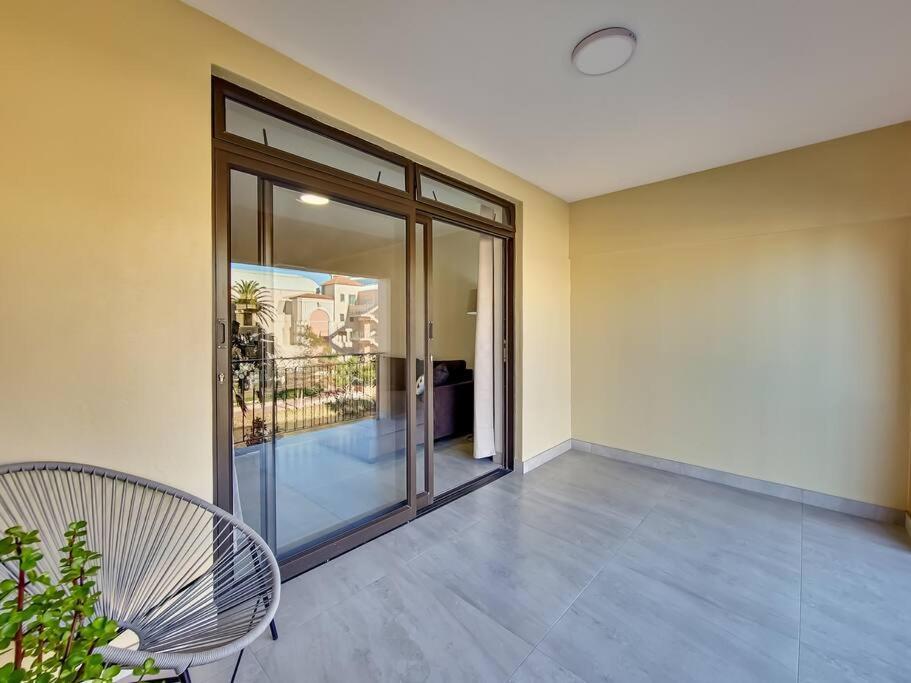 Renovated, Pools, Park, Gym, Parking, Canal Walk Access Apartment Kapstadt