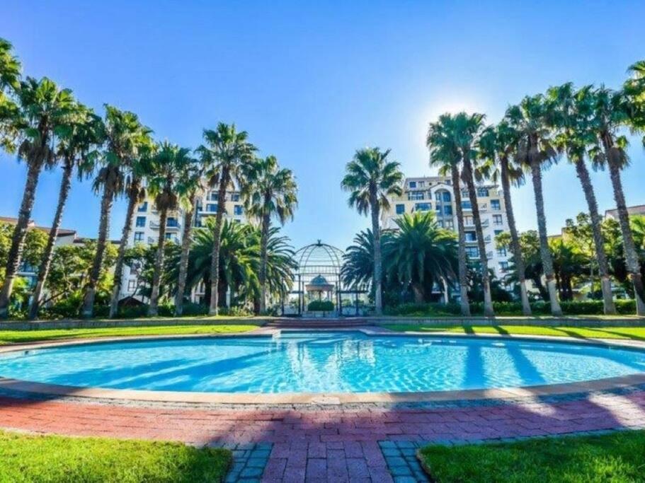 Apartment Renovated, Pools, Park, Gym, Parking, Canal Walk Access Kapstadt