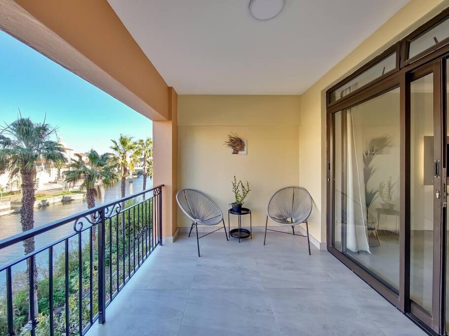 Apartment Renovated, Pools, Park, Gym, Parking, Canal Walk Access *
