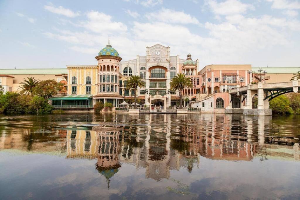 Renovated, Pools, Park, Gym, Parking, Canal Walk Access Kapstadt