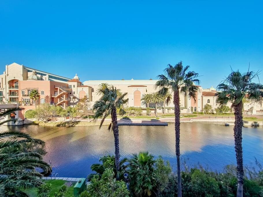 Renovated, Pools, Park, Gym, Parking, Canal Walk Access Apartment *