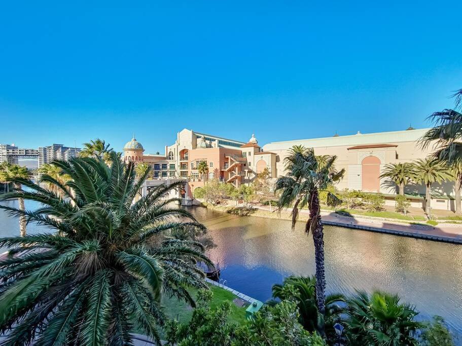 Apartment Renovated, Pools, Park, Gym, Parking, Canal Walk Access *