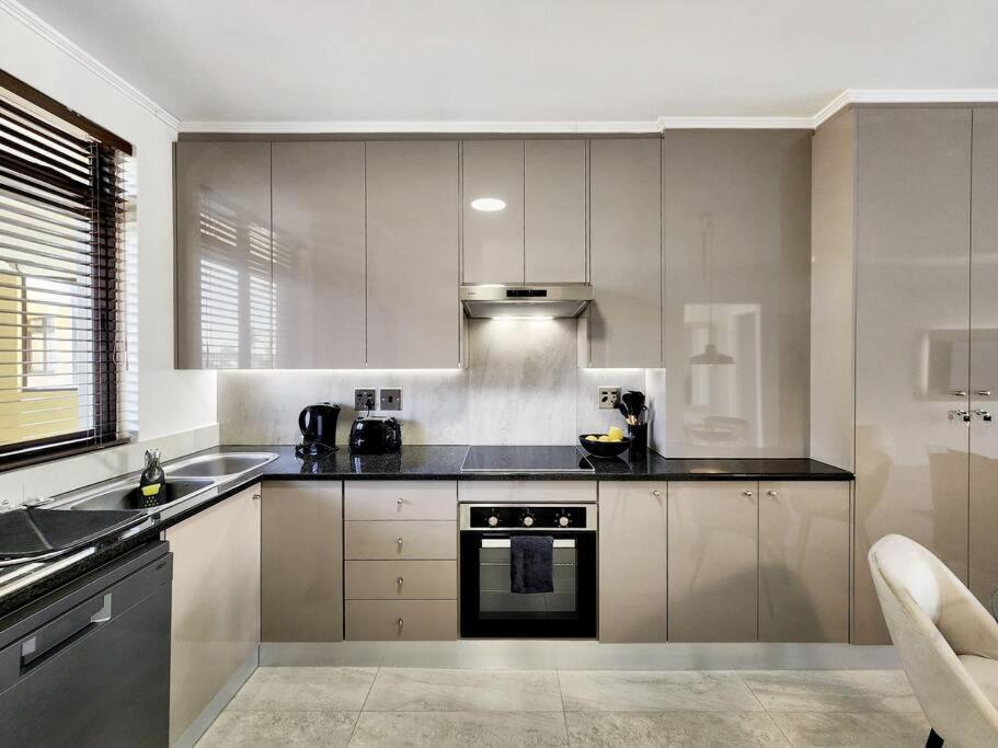 Renovated, Pools, Park, Gym, Parking, Canal Walk Access Apartment