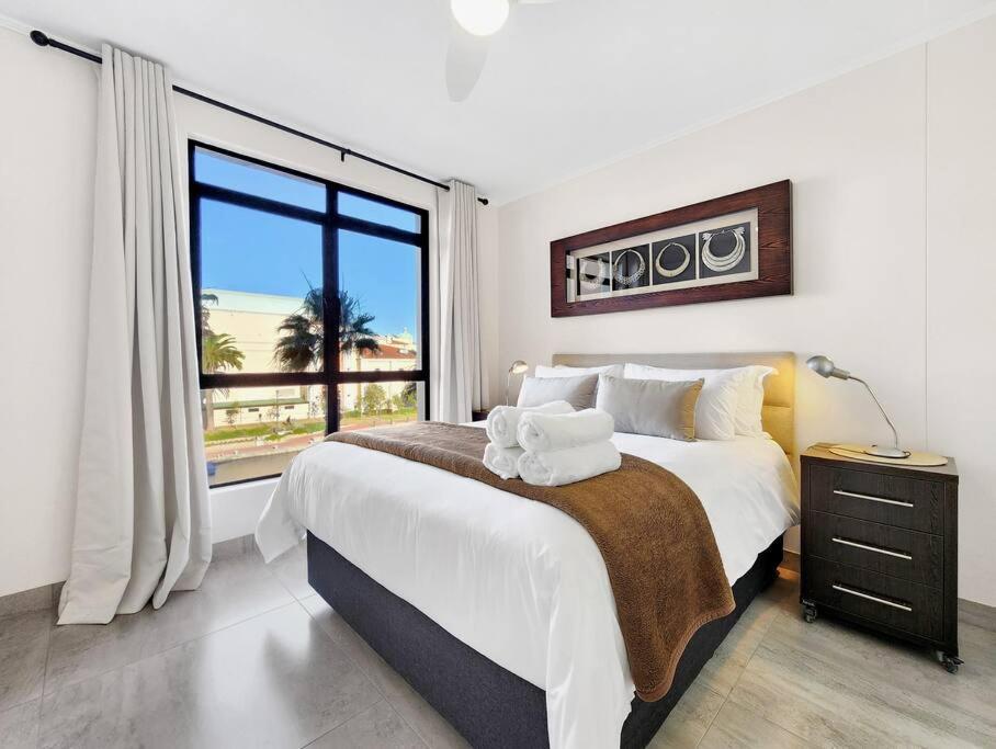 Renovated, Pools, Park, Gym, Parking, Canal Walk Access Apartment *